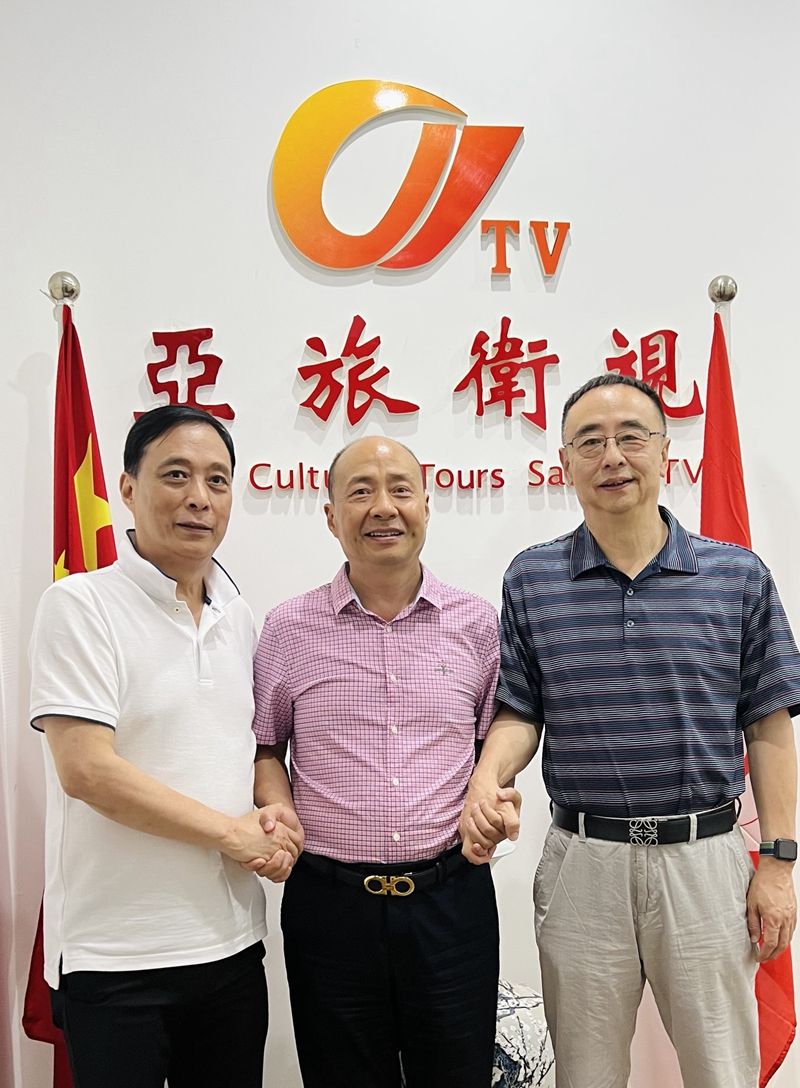 一代名醫，蜀中聖手。張繼先大師傳承人張正心先生（中）在亞旅衛視成都基地簽署合作授權書，著名律師陳曉慶主任（右）見證簽署。1.jpg