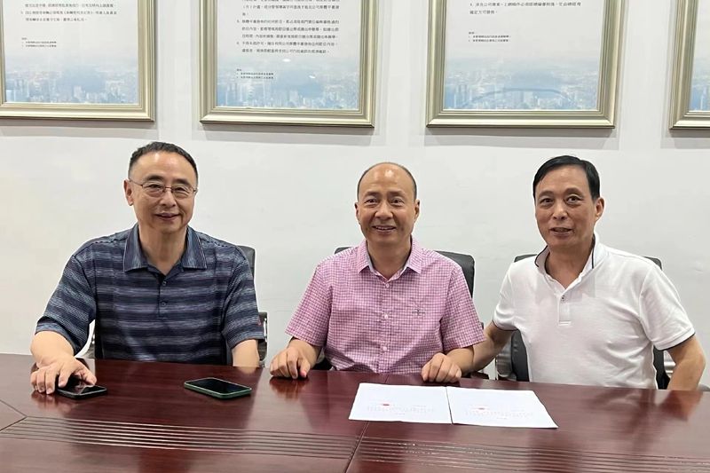 一代名醫，蜀中聖手。張繼先大師傳承人張正心先生（中）在亞旅衛視成都基地簽署合作授權書，著名律師陳曉慶主任（右）見證簽署。2.jpg