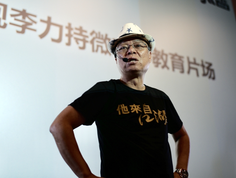 在李力持微电影教育片场授课.jpg