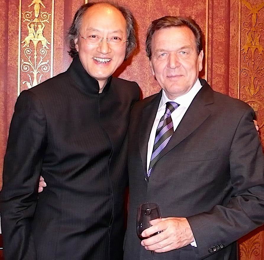 2008年應德國前總理格哈德·施羅德之邀，在德國柏林與其共赴午餐.jpg