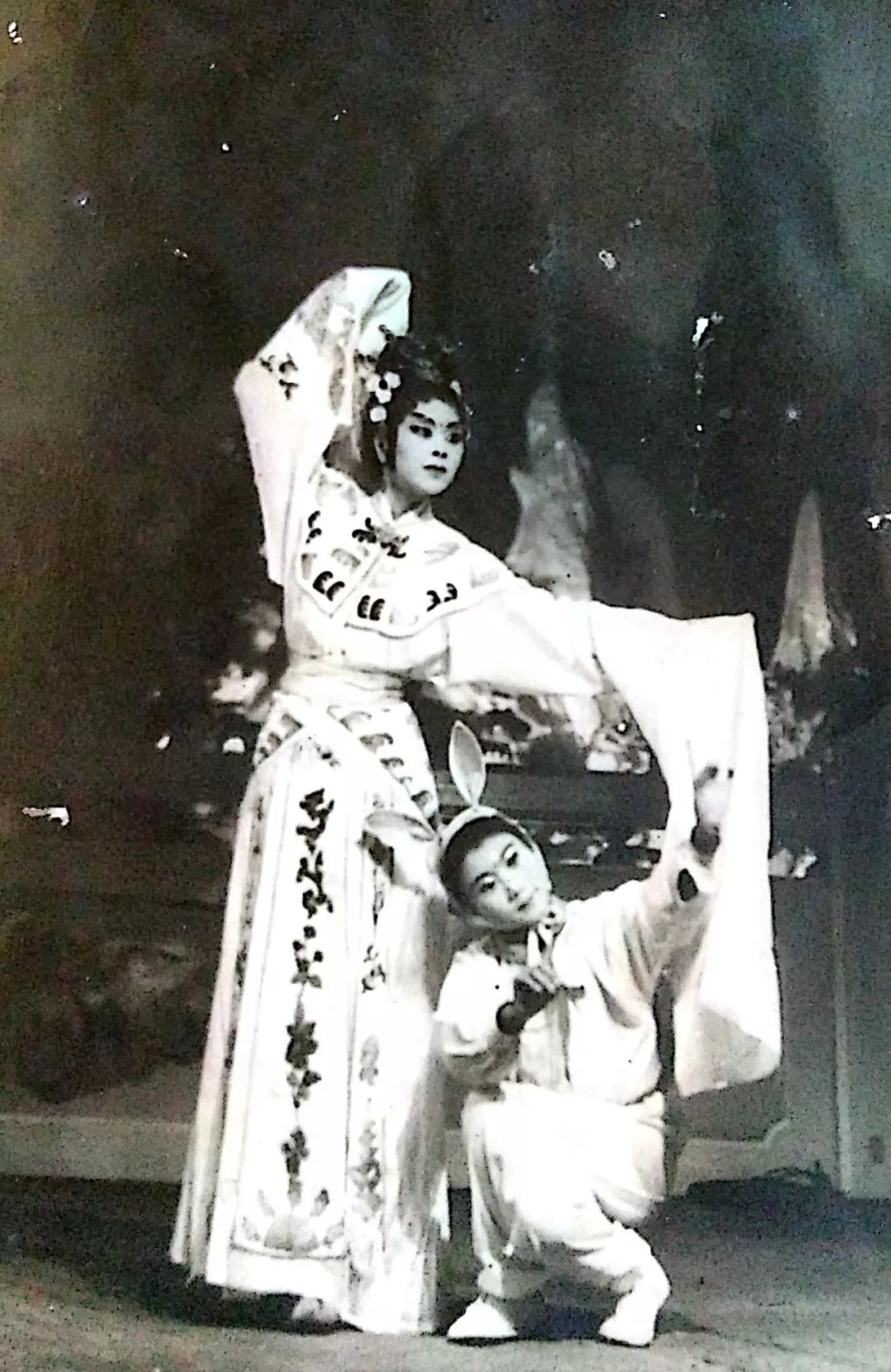 5 岁巧茹扮演的玉兔，嫦娥的扮演者是她的启蒙老师许云生.jpg
