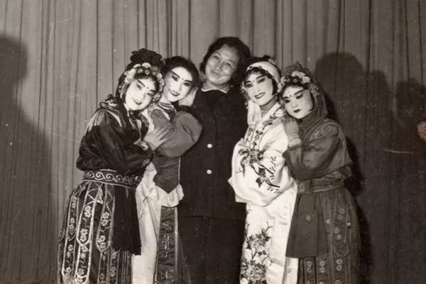 在《白蛇传》中扮演小乌龟的巧茹（左二）和张光茹老师在一起.jpg