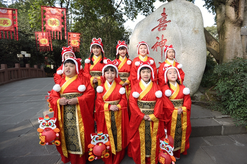 2023武侯祠成都大庙会 小喜神送福 (1).JPG