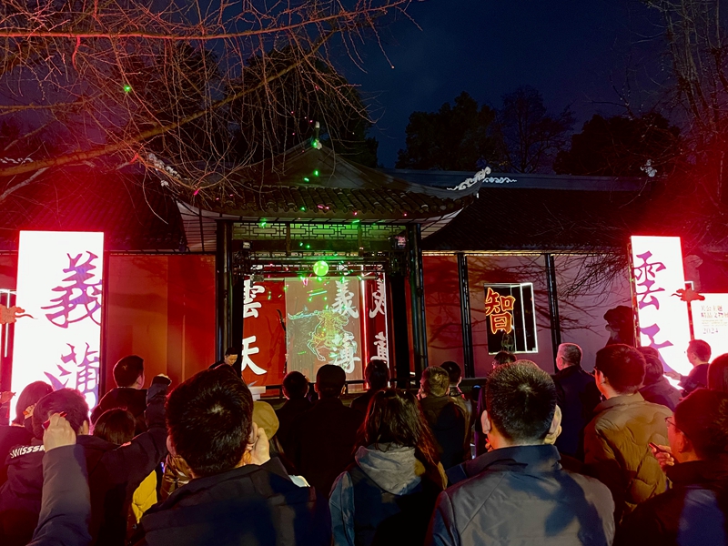 观众共同开启”骑马关公像“发光装置.jpg