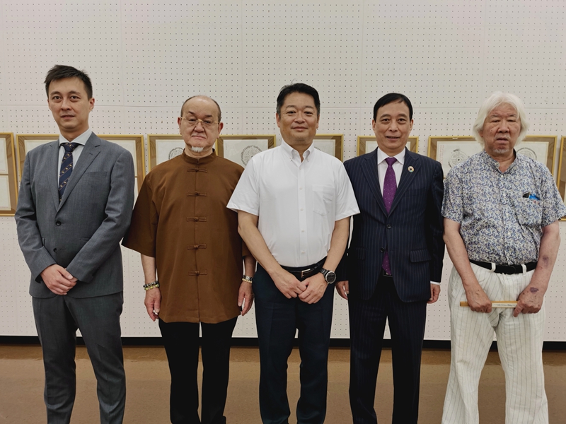 日中文化國際交流協會會長黃冬（右二）山梨縣知事長琦幸太郎（中）合影.jpg