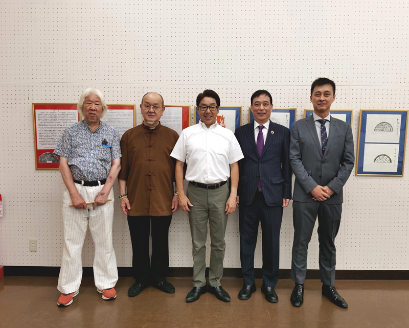 日中文化國際交流協會會長黃冬（右二）與笛吹市市長山下政樹（中）合影.jpg