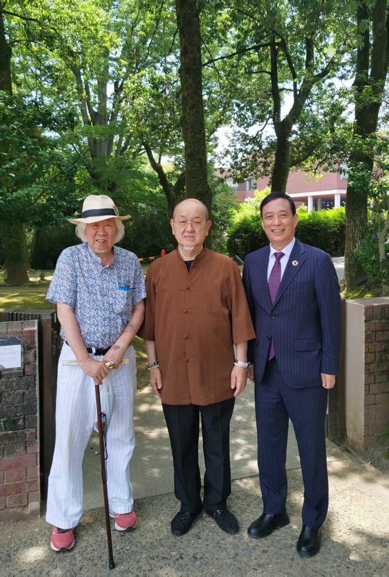 日中文化國際交流協會會長黃冬（右）與山梨縣連枝書道協會會長望月大耿（中）、東京扶風閣書法篆刻家馬燕平（左）合影.jpg