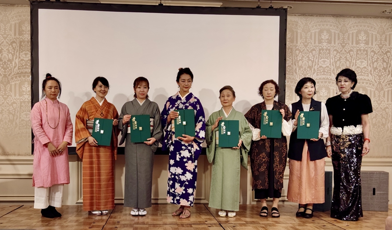 4、给日本百年工匠协会颁发获奖证书.jpg