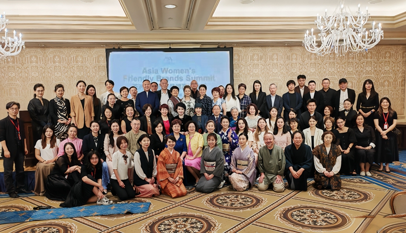 5、亚洲各国女性品牌嘉宾在峰会上合影.jpg