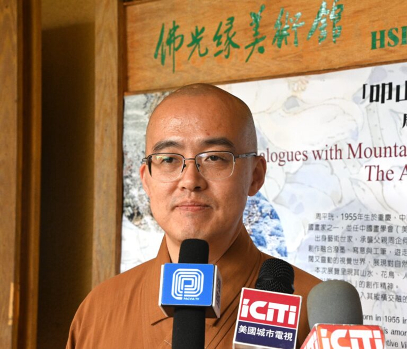 西来寺住持慧东法师致欢迎词并接受各大媒体记者访问.jpg