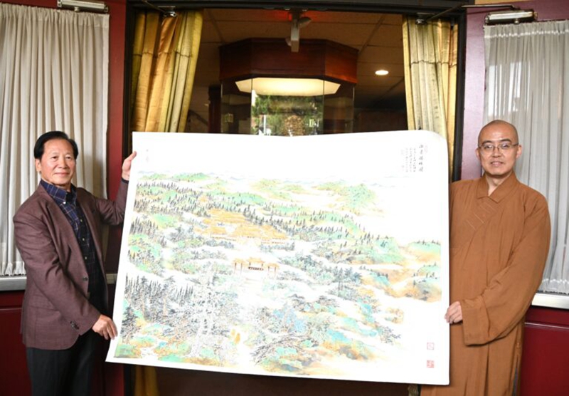 著名旅美中国画家周平珖向慧东法师捐赠「西来胜境图」给西来寺收藏.jpg