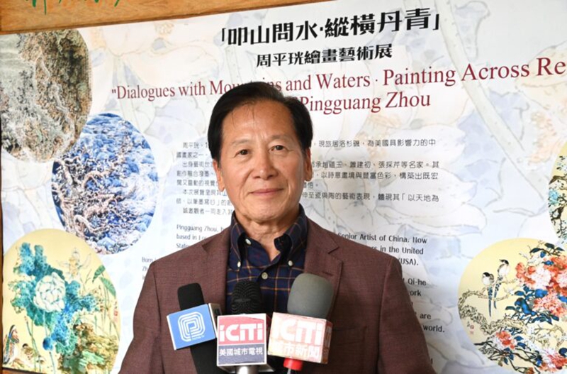 著名旅美中国画家周平珖致词并接受各大媒体记者访问.jpg